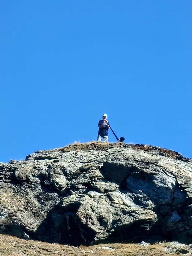 The alphorn player above the Riffelsee